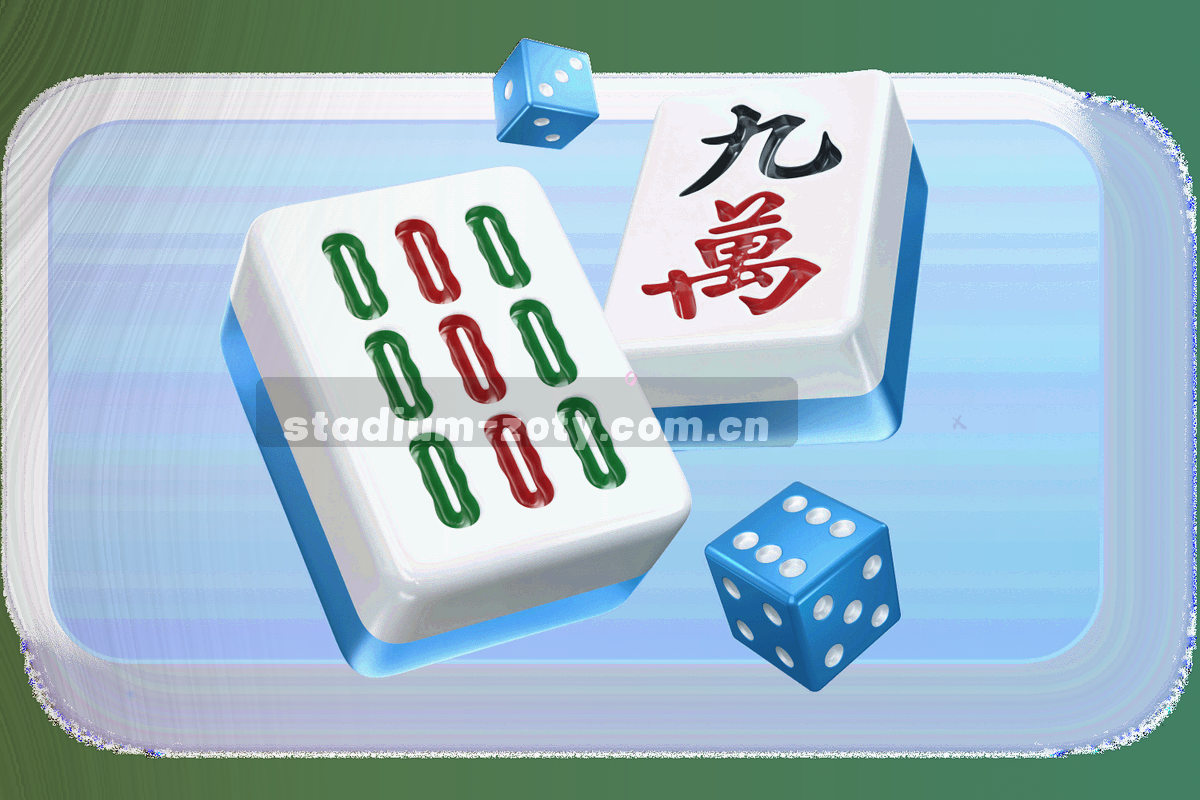 俯拍的工作台，摊开的笔记本、几支笔与印着球场平面图的稿纸